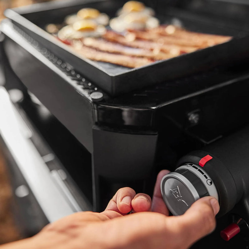 Load image into Gallery viewer, Weber Traveler® 17&quot; Portable Griddle
